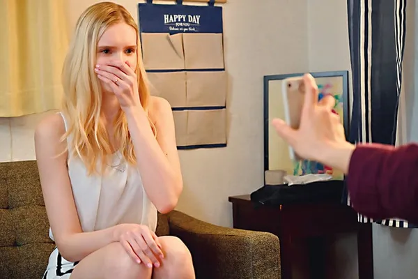 sex kẹt tường Em Tây xinh vl bị con trai chủ nhà tống tình bằng clip thủ dâm